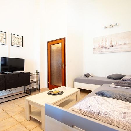 Apartments Ela Novalja Exterior photo