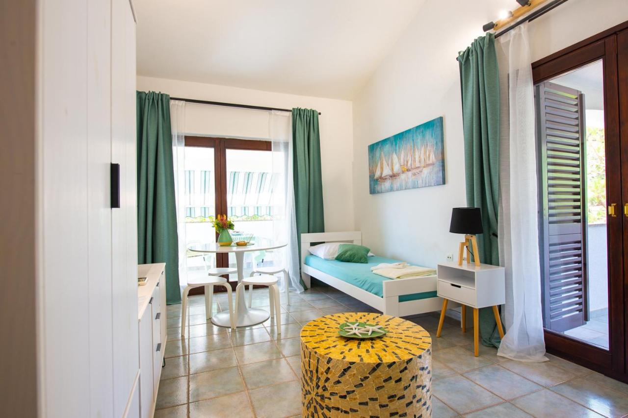 Apartments Ela Novalja Exterior photo